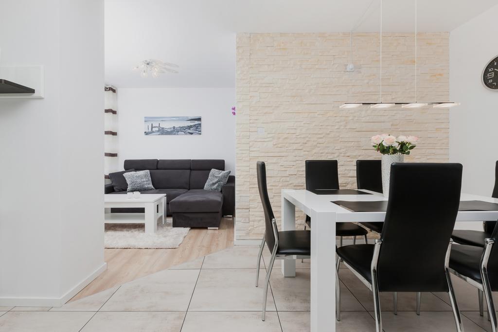 Riverside Apartment With Balcony By Noclegi Renters 슈비노우이스쳬 외부 사진